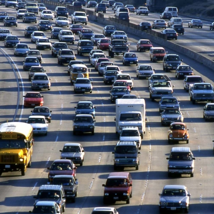 Many cars on a 5 line freeway